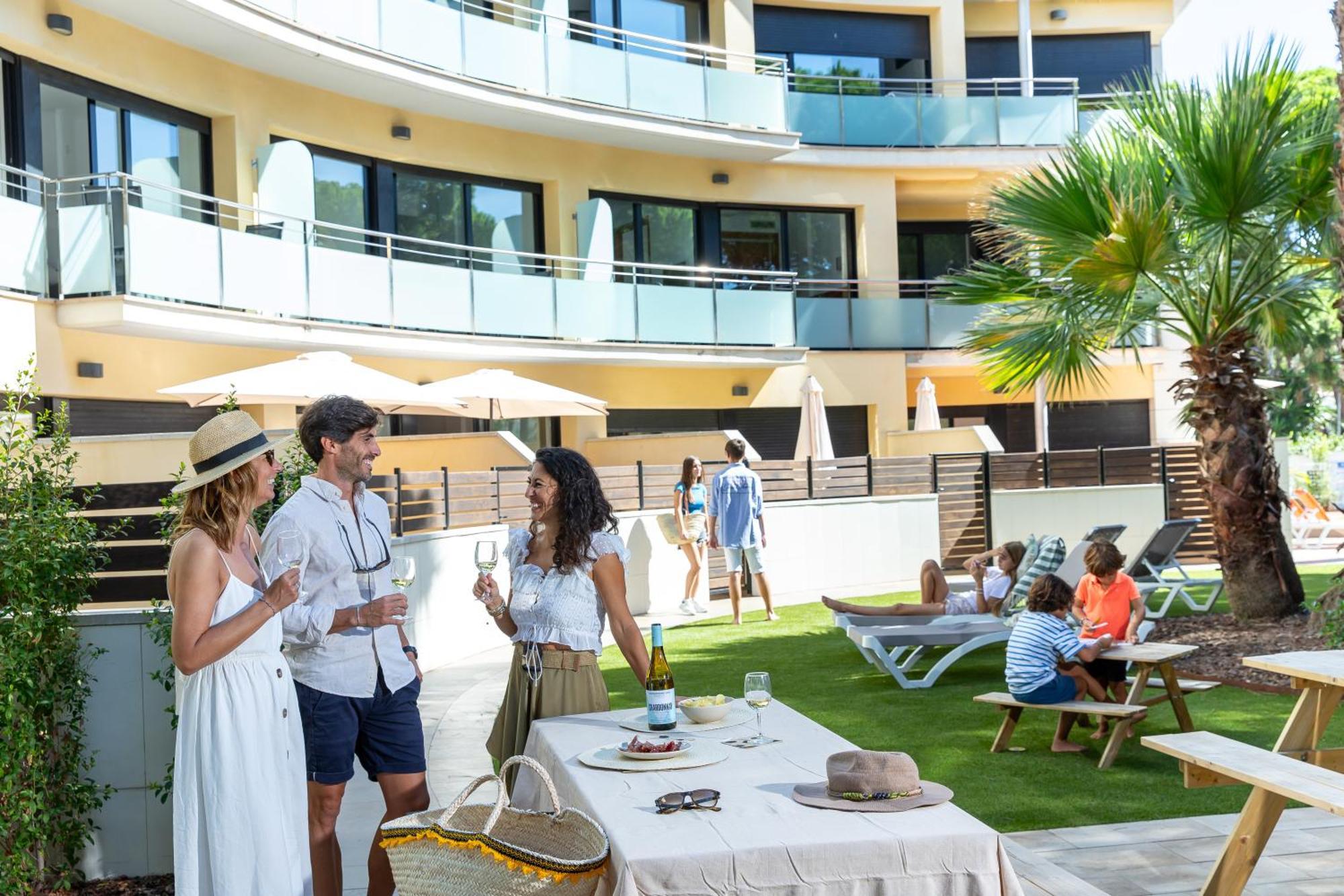 Aparthotel Las Palmeras كاستيلديفيلس المظهر الخارجي الصورة